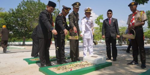 Bupati Tanah Bumbu dan Forkopimda Taburkan Bunga di Hari Pahlawan