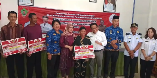 Disperkimtan Kalteng Serahkan Bantuan RTLH ke Warga Kecamatan Mantangai