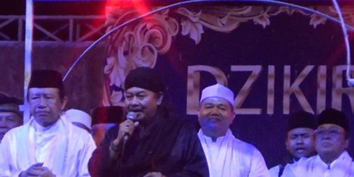 Diguyur Hujan, Puluhan Ribu Jamaah Setia Dengarkan Tausyiah KH Junaedi Al Baghdadi