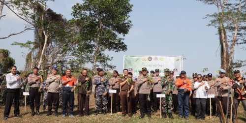 Polres Kotabaru Gerakan Penanaman 100 Bibit Pohon di Area Tanjung Pemancingan
