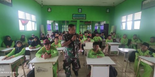 Babinsa Koramil Karang Bintang Beri Wawasan Kebangsaan ke Pelajar MTs
