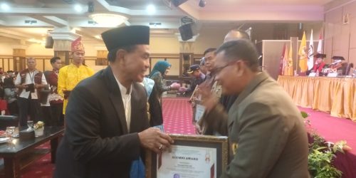 Selain Wisuda 127 Sarjana dan Magister, STIA Bina Banua Beri Penghargaan Alumni Award