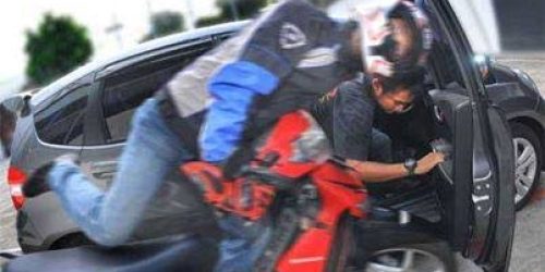Akibat Lalai Saat Buka Pintu Mobil Tertabrak Pemotor, Penumpang Luka Parah