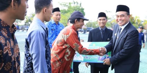 Hari Pahlawan, Bupati Tanah Bumbu Hibahkan Sejumlah Hewan Ternak