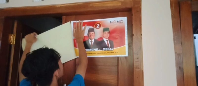 Relawan ReJO Pro Gibran di Yogya Pasang Stiker No Urut 2