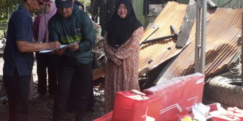 Dinas Sosial Tanah Bumbu Sapa Korban Kebakaran dengan Penuh Kasih