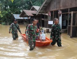 Koramil Pandawan Bantu Evakuasi Warga Terdampak Banjir