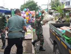 Jaga Kebersihan Lingkungan, Koramil 1022-01 Ajak Warga Pungut Sampah di Pasar