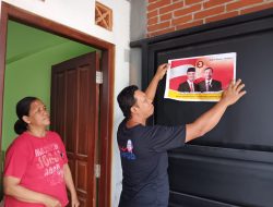 Relawan Ganjar di Yogya Pasang Stiker dan Bagikan Kaos ke Warga