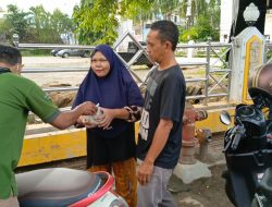 PWI Kotabaru Bagi-bagi Nasi Bungkus di Pulau Laut Sigam