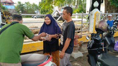 PWI Kotabaru Bagi-bagi Nasi Bungkus di Pulau Laut Sigam