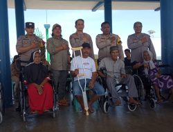 Kapolsek Pulau Laut Utara Serahkan Bantuan Kursi Roda dan Tongkat