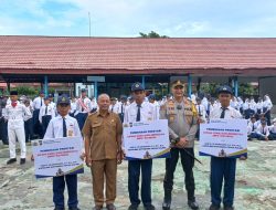 Polisi Masuk Sekolah, Kapolres Kotabaru Beri Bantuan Siswa Kurang Mampu