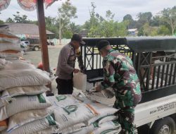 Pastikan Lancar, Babinsa Mantewe Dampingi Penyaluran Bantuan Beras Dari Pusat