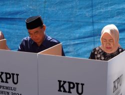 Nyoblos Bareng Keluarga, Bupati Zairullah Jalan Kaki Datang ke TPS