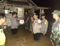 Kapolsek Salurkan Sembako Korban Banjir Kahayan Tengah