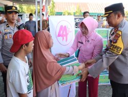 Kapolres dan Bhayangkari Cabang Tanah Bumbu Salurkan 1000 Paket Sembako ke Masyarakat