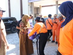 Jelang Idul Fitri, Pemkab Pulpis Salurkan Paket Sembako Petugas Kebersihan
