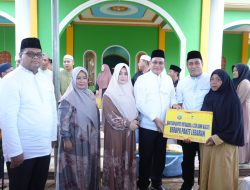 Bupati Kotabaru Safari Ramadhan di Sengayam Serahkan Bansos