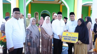 Bupati Kotabaru Safari Ramadhan di Sengayam Serahkan Bansos