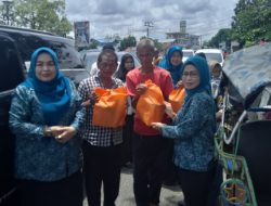 Tukang Becak di Kapuas Dapat Paket Sembako TP PKK Kabupaten
