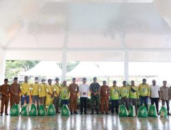 Ratusan Petugas Kebersihan dan Pertamanan Dapat Paket Lebaran