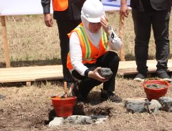 Pj Bupati Pulpis Letakan Batu Pertama Pembangunan Penggilingan Padi Modern