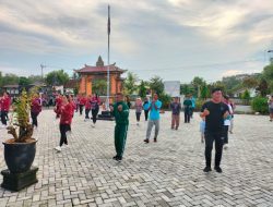 Jalin Silaturahmi, Babinsa Koramil Sungai Loban Ikut Senam Bersama Warga