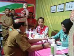Kunjungi Stan Dinkes, Pj Bupati Kapuas Menjajal Layanan Pemeriksaan Kesehatan Gratis
