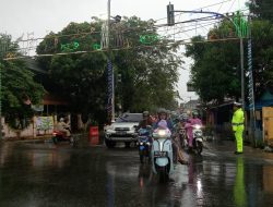Meski Diguyur Hujan, Polisi di Kotabaru Tetap Atur Lau Lintas