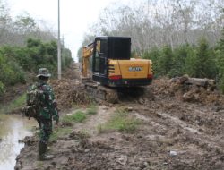 Berjibaku Dengan Lumpur, Satgas TMMD Lanjutkan Buka Jalan