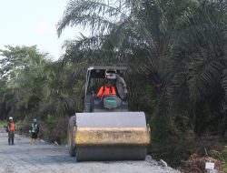 Kerahkan Alat Berat, TMMD Tanbu Padatkan dan Perhalus Jalan