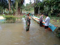 Babinsa Dampingi Penyaluran Bantuan Korban Banjir Mekar Jaya