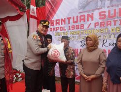 Kapolres Kotabaru Resmikan Sumor Bor dan Salurkan 200 Paket Sembako di Desa Sidomulyo