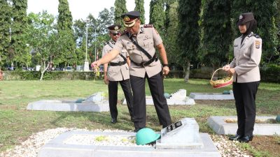 Polres Tanah Laut Gelar Upacara Ziarah dan Tabur Bunga di TMP Bumi Tuntung Pandang Pelaihari