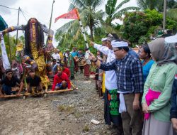 Pj Bupati Kapuas Lepas Arak – Arakan Ogoh – Ogoh di Desa Sidorejo