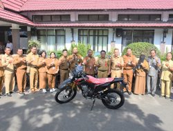 Serahkan Bantuan Motor Dinas, Pj Bupati Kapuas Harapkan Tugas Korwil Lebih Maksimal