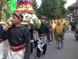 Kirab Merti Dusun Barongan Dimeriahkan Gunungan Hasil Bumi