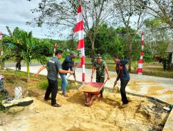 Babinsa Bersama Warga Sungai Loban Gotong Royong Perbaiki Jalan