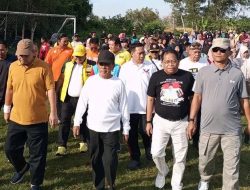 Jalin Silaturahmi, Asri dan Erlin Hardi Ajak Masyarakat Palingkau Jalan Sehat