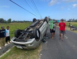 Mobil Terbalik Akibat Hindari Pesepeda