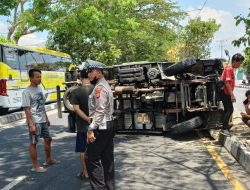Hindari Kendaraan, Truk Box di Bantul Terguling