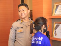 Terekam CCTV Polisi Tangkap Wanita Pencuri Laptop di Bantul