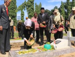 Pj Sekda Tanah Laut Ikuti Prosesi Upacara Ziarah dan Tabur Bunga