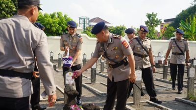 Satbrimob Polda DIY Gelar Ziarah ke Makam Pahlawan dan Sunatan