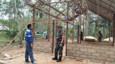 Kasdim Tanah Bumbu Bersama Humas PT Cipta Kridatama Tinjau Pengerjaan Rehab Rumah