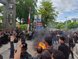 Sempat Ricuh, Aksi Massa Aliansi Barikade di Mapolda Kalteng