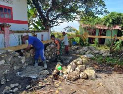 Babinsa Bantu Warga Bangun Rumah di Kusan Hilir