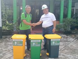 Dukung Program Kapuas Bersih dan Hijau, Pengembang Serahkan Alat Kebersihan ke DLHK