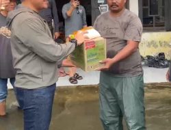 H. Rahmat Rela Basah-basahan Demi Salurkan Bantuan Korban Banjir